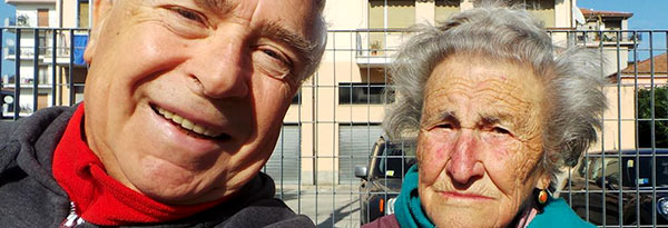 Il giornalista Domenico Logozzo, insieme all'arzilla nonna Cesira lungo la strada Parco 