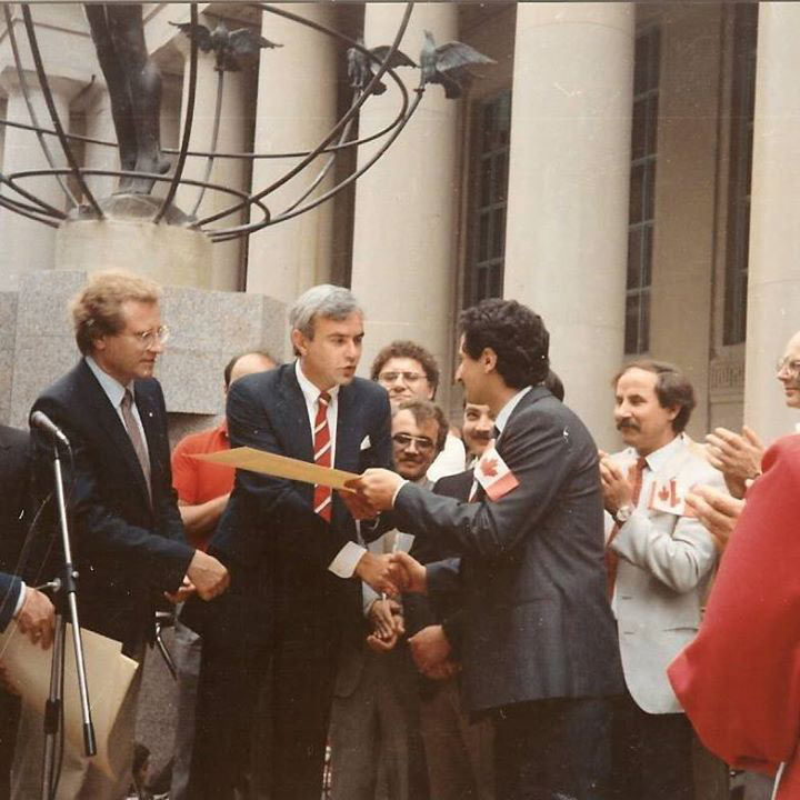 Toronto,1985. L'inaugurazione del monumento. Il Sindaco Arthur Eggleton con il Premier dell'Ontario David Peterson, e l’autore Francesco Perilli. 