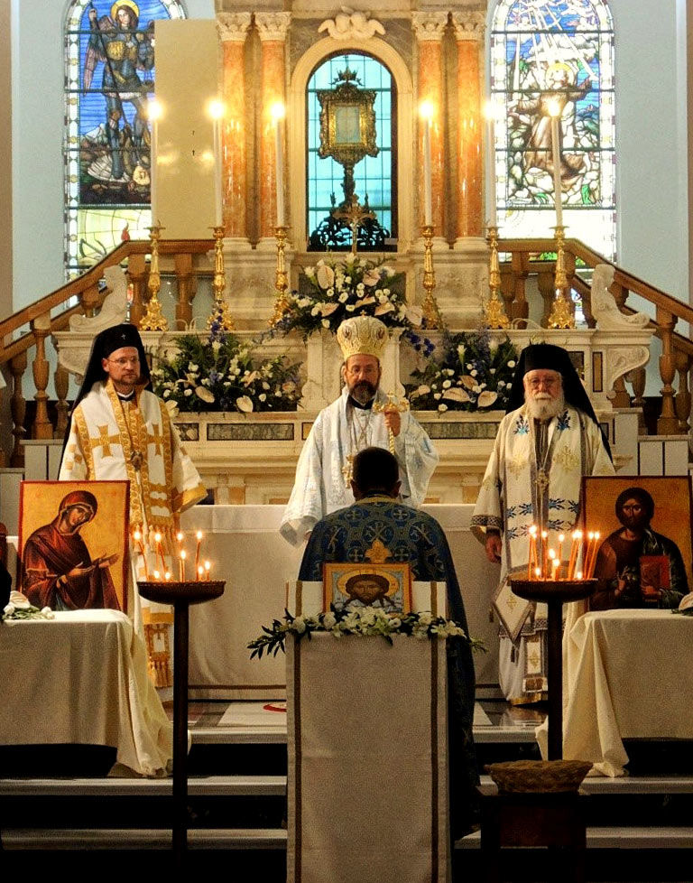Un suggestivo momento dlla celebrazione della divina liturgia nel Santuario del Volto Santo