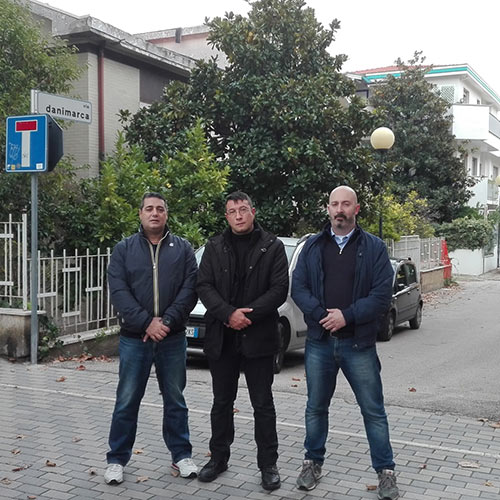 Forconi (a destra nella foto ) insieme ai militanti di Audere semper